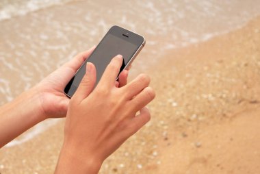 Mobil akıllı telefon kullanan kadın yakın çekim. Siyah ekran telefon.