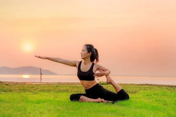 Donna Yoga Rilassarsi Sull Erba Fresca Come Pavimento — Foto Stock