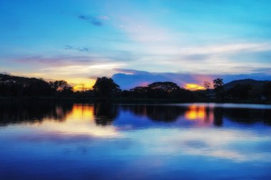 Siluet park güneşin altında. Güzel gökyüzü ve yansıma.