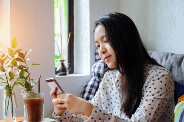 Genç ve güzel kadın cep telefonunda arkadaşları ile sohbet.