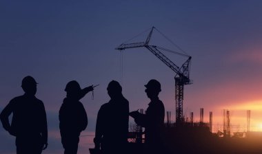 Mevcuttur ve günbatımı inşaat işçisi siluet mühendis inşaat çalışmalarına anket ayakta bulanık.