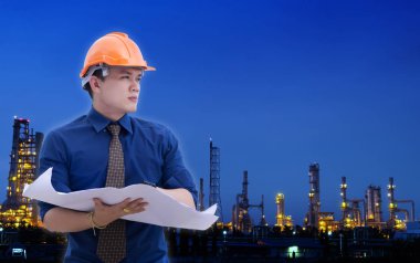 Sabah zaman akıllı sanayi 4.0. Mavi gökyüzü ile sanayi. Mühendis sanayi 4.0 geleceği hakkında düşünme.