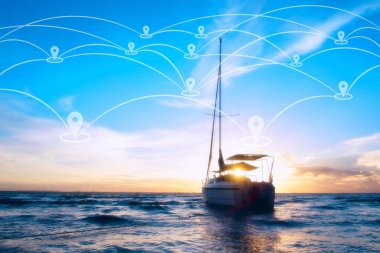 Yolun varış noktası. Denizdeki tekne. Siluet tekne ve güneş ışığı saklansın. Küçük tekne mavi denizde hareket ediyor. Pin simgesi illüstrasyonu.