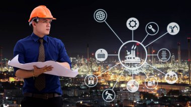 Büyük sanayi arka plan ile yeni bir proje Fabrika ve siber ve fiziksel sistem kutsal kişilerin resmi endüstriyel aletler ile tartışırken mühendisi.