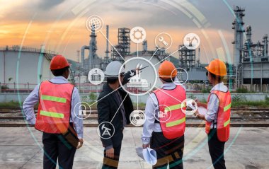 Büyük sanayi arka plan ile yeni bir proje Fabrika ve siber ve fiziksel sistem kutsal kişilerin resmi endüstriyel aletler ile tartışırken mühendisi.