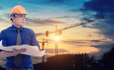 Şantiye ve günbatımı bulanık işçi üzerinde inşaat çalışmalarına anket ayakta mühendisi.