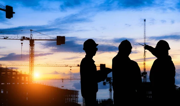 Ingeniero Siluetas Pie Los Trabajos Levantamiento Construcción Sobre Borrosa Trabajador — Foto de Stock