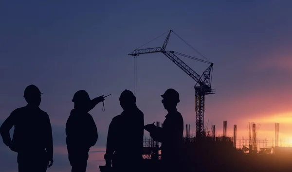 Ingeniero Siluetas Pie Los Trabajos Levantamiento Construcción Sobre Borrosa Trabajador — Foto de Stock