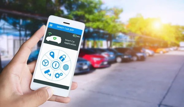 Otomatik otopark ve akıllı bana uygulama, otomatik sürücü fonksiyon ve akıllı araç konsepti şeylerin Internet almak. El tutma akıllı telefon ve uygulama kontrol paneli ile Araba Park arka plan bulanıklık.