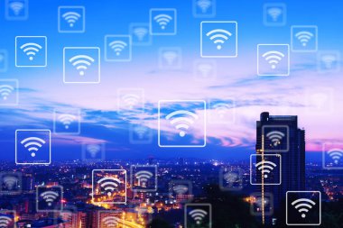 Gece cityscape karayolu üzerinde altın ışık. Güzel gündoğumu gökyüzü arka plan. WiFi simgesi desen.