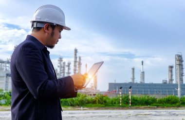 Mühendis büyük endüstri geçmişi üzerine tabet üzerinde çalışıyor. Sektörün arka planında inşaat yöneticisi.