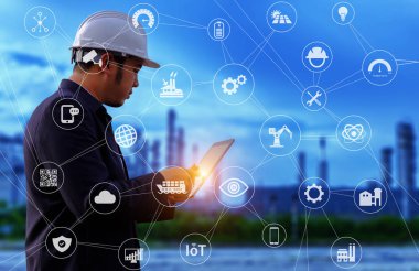 Mühendis büyük endüstri geçmişi üzerine tabet üzerinde çalışıyor. Sektörün arka planında inşaat yöneticisi.