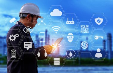 Mühendis büyük endüstri geçmişi üzerine tabet üzerinde çalışıyor. Sektörün arka planında inşaat yöneticisi.