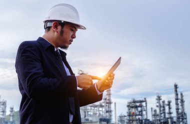 Mühendis büyük endüstri geçmişi üzerine tabet üzerinde çalışıyor. Sektörün arka planında inşaat yöneticisi.