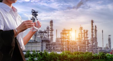 Mühendis büyük bir endüstri arka planında duruyor. Sektörün arka planında inşaat yöneticisi.