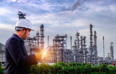 Mühendis büyük endüstri geçmişi üzerine tabet üzerinde çalışıyor. Sektörün arka planında inşaat yöneticisi.