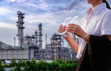 Mühendis büyük bir endüstri arka planında duruyor. Sektörün arka planında inşaat yöneticisi.