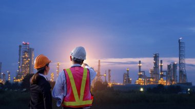 Mühendisler büyük sanayi arka plan üzerinde duruyor. Sanayi arka plan üzerinde inşaat müdürü.