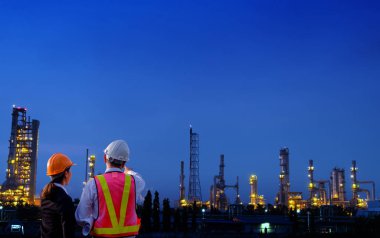 Mühendisler büyük sanayi arka plan üzerinde duruyor. Sanayi arka plan üzerinde inşaat müdürü.