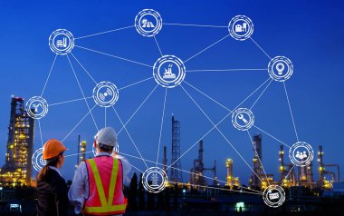 Mühendisler büyük sanayi arka plan üzerinde duruyor. Sanayi arka plan üzerinde inşaat müdürü.