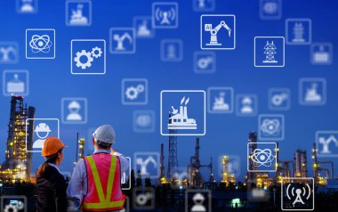 Mühendisler büyük sanayi arka plan üzerinde duruyor. Sanayi arka plan üzerinde inşaat müdürü.