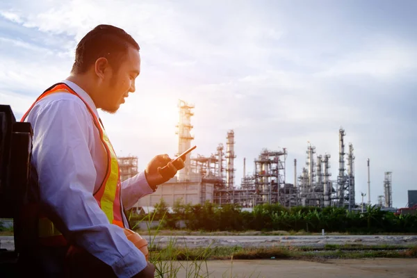 Ingenieur Werkt Met Slimme Telefoon Achtergrond Van Grote Industrie Bouw — Stockfoto