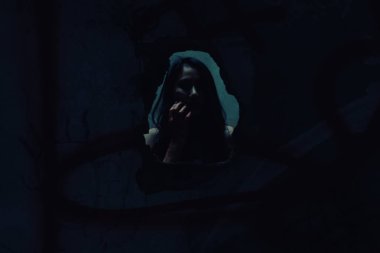Kanlı kız Halloween festivalinde şanssız adam arıyorum ile korku sahnesi.