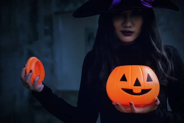 Mujer Joven Con Disfraz Bruja Halloween Sostienen Una Calabaza Naranja —  Fotos de Stock