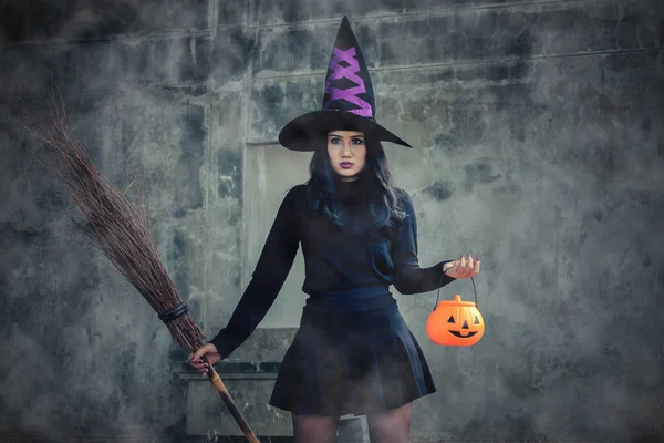 Junge Frau Hexen Halloween Kostüm Hält Einen Orangefarbenen Kürbis Über — Stockfoto