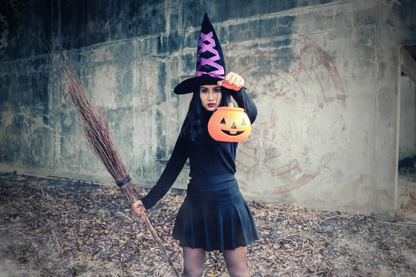 Jovem Mulher Traje Halloween Bruxa Segurar Uma Abóbora Laranja Sobre — Fotografia de Stock