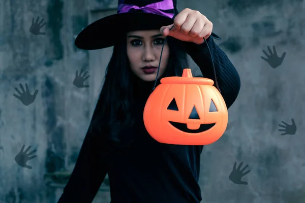 Jovem Mulher Traje Halloween Bruxa Segurar Uma Abóbora Laranja Sobre — Fotografia de Stock