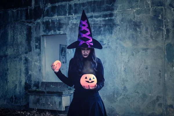 Fiatal Boszorkány Halloween Jelmez Tartsa Egy Narancssárga Tök Ijesztő Sötét — Stock Fotó