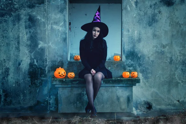 Mujer Joven Con Disfraz Bruja Halloween Sostienen Una Calabaza Naranja —  Fotos de Stock