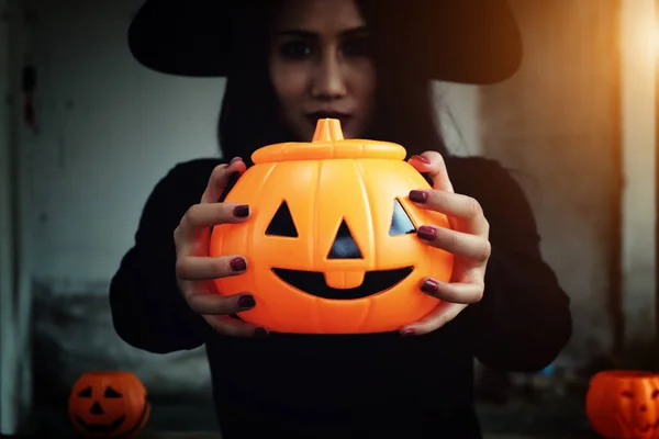 Junge Frau Hexen Halloween Kostüm Hält Einen Orangefarbenen Kürbis Über — Stockfoto