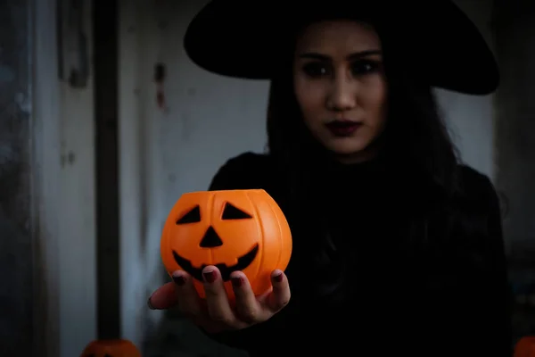 Jovem Mulher Traje Halloween Bruxa Segurar Uma Abóbora Laranja Sobre — Fotografia de Stock