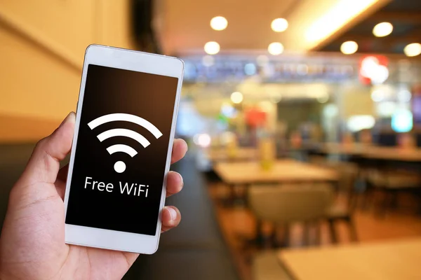 Adam beyaz bir genel smartphone ücretsiz Wi-Fi gösterilen tutuyor. Kamu erişim noktasına bağlanma.