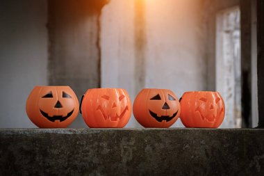 Korkunç Turuncu kabak koyu arka plan üzerinde Halloween Festivali için. Jack-O-Lantern Cadılar bayramında kullanılan bir dekoratif cihazdır.