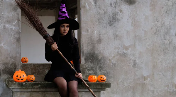 Mujer Joven Con Disfraz Bruja Halloween Está Sentada Sostiene Flor —  Fotos de Stock