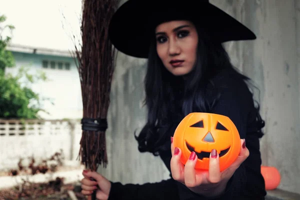 Fiatal Boszorkány Halloween Jelmez Tartsa Egy Narancssárga Tök Ijesztő Sötét — Stock Fotó