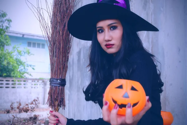 Mujer Joven Con Disfraz Bruja Halloween Sostienen Una Calabaza Naranja —  Fotos de Stock