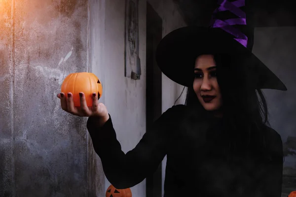 Junge Frau Hexen Halloween Kostüm Hält Einen Orangefarbenen Kürbis Über — Stockfoto
