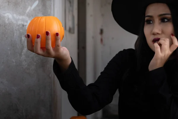 Jovem Mulher Traje Halloween Bruxa Segurar Uma Abóbora Laranja Sobre — Fotografia de Stock
