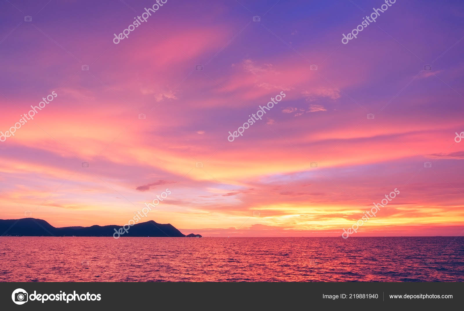 夜の時間の美しい夕焼け空 カラフルな空の概念の背景 夕暮れ色の空と雲とドラマチックな日没 ストック写真 C Do Rayaki Outlook Co Th
