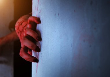 Kan ile kirli bir el ile korku sahne. Zombi el kavramı. Cadılar Bayramı kavramı.