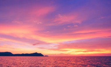 Akşam saat güzel günbatımı gökyüzünde. Renkli gökyüzü kavramının arka plan: alacakaranlık rengi gökyüzü ve bulutlar dramatik günbatımı. 