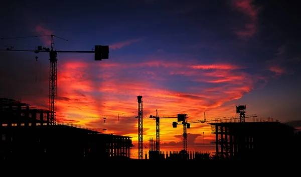 Sylwetka Budowy Tle Piękny Zachód Słońca Niebo Opuścić Budynek Tle — Zdjęcie stockowe