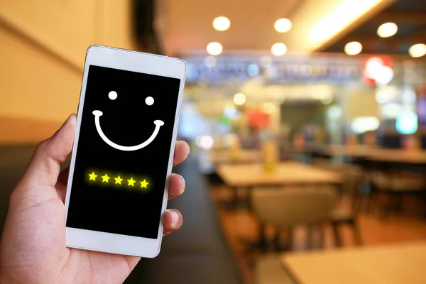 Kadın yüz ifade sanal dokunmatik ekran smartphone, üzerinde baskı yapıyor. Müşteri hizmet değerlendirme kavramı.