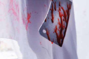 Katil kanlı el elinde bıçakla kurbanını öldürmek için saldırmaya hazır kanla bulaşmış. Kaçırılan eksik. İçinde binayı terk etti. Cinayet ve Cadılar Bayramı kavramı.