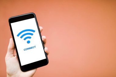 Adam beyaz bir genel smartphone ücretsiz Wi-Fi gösterilen tutuyor. Kamu erişim noktasına bağlanma.