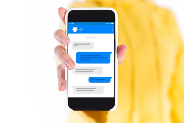 Adam beyaz bir genel smartphone konuşma sosyal medya uygulaması üzerinde gösterilen tutuyor.